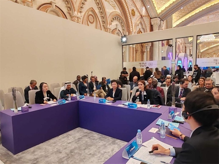 圖為與會代表圍繞主題進行發(fā)言討論。中國傳媒大學(xué)供圖。