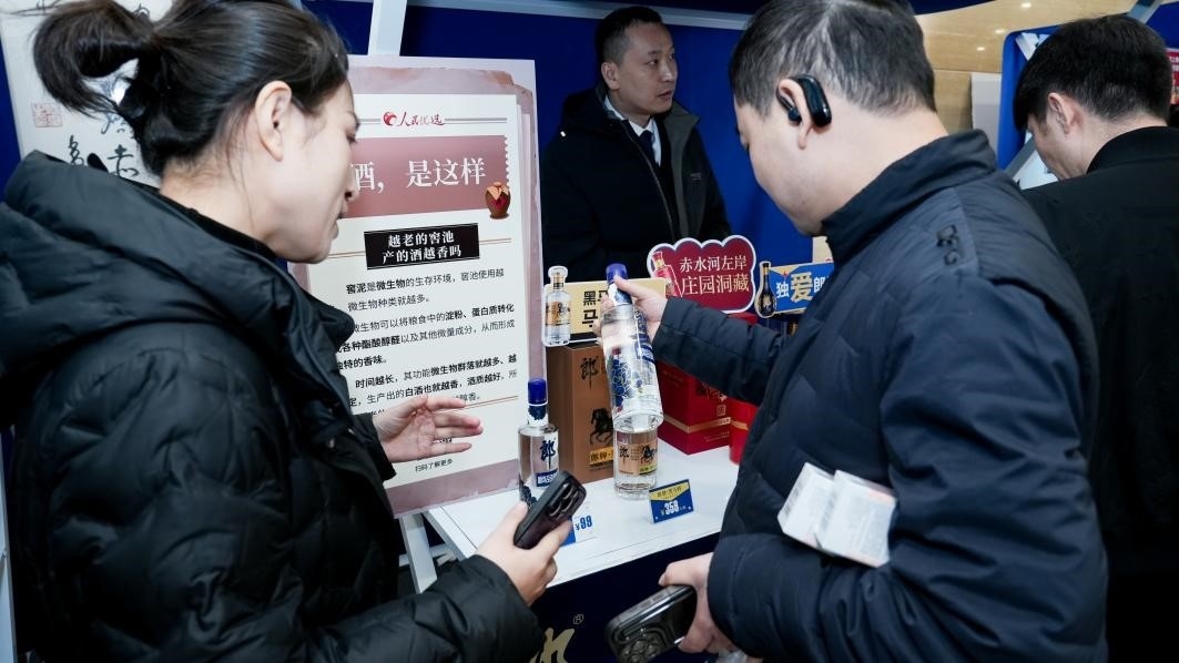 白酒展位負責人在為嘉賓介紹。張新攝