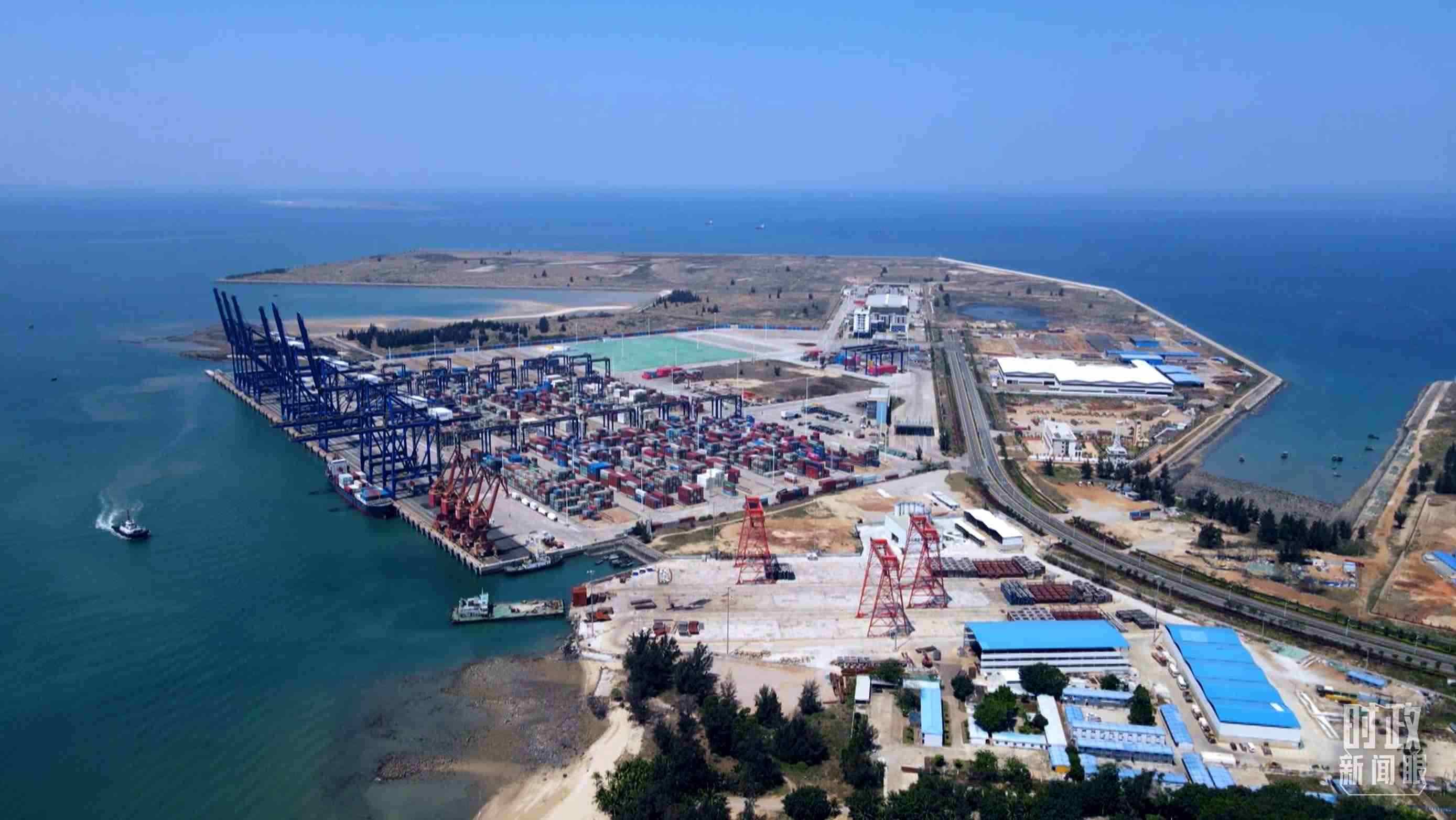 俯瞰海南洋浦港口。（總臺記者葉飛拍攝）