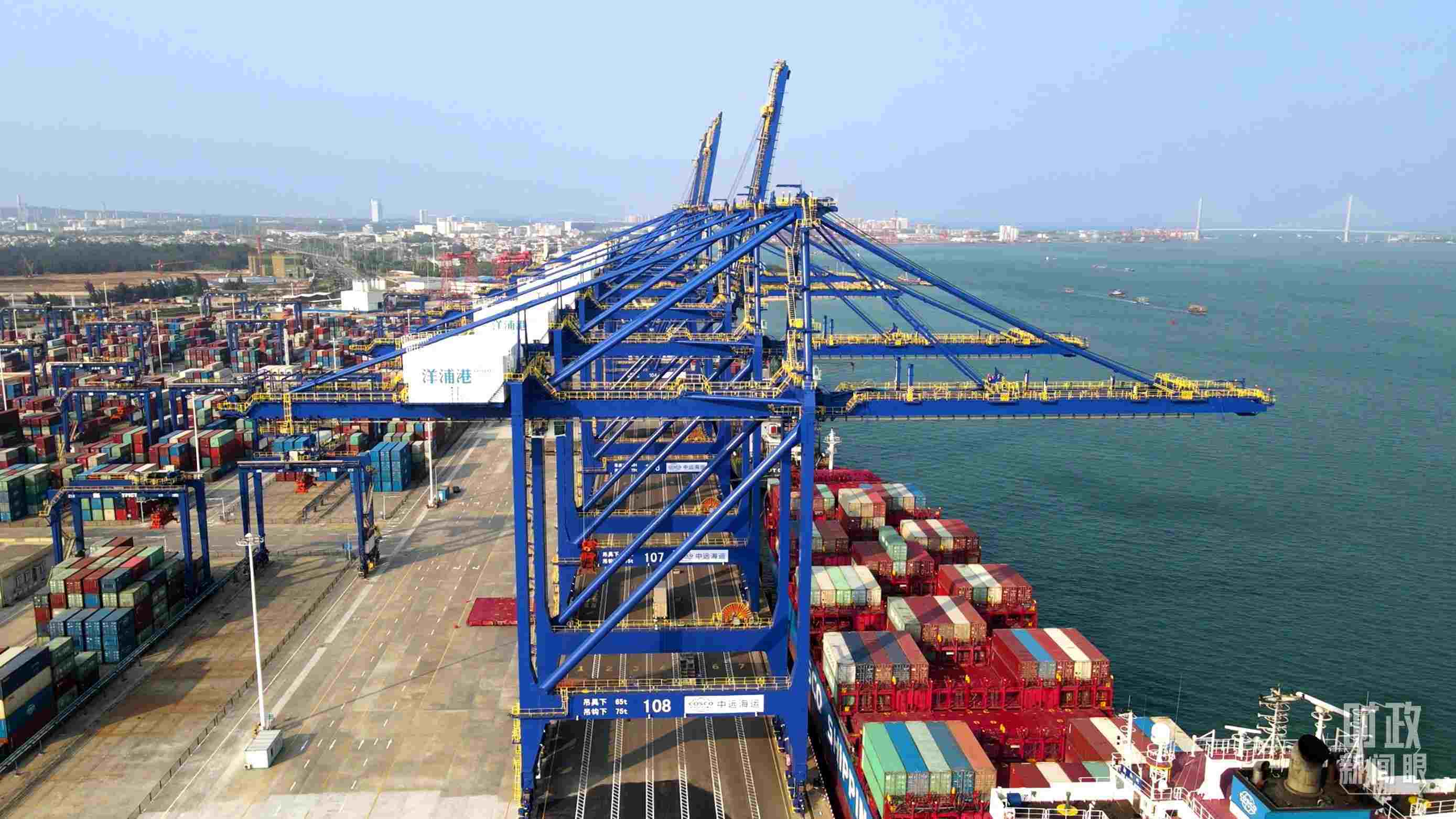 海南洋浦國際集裝箱碼頭小鏟灘港區(qū)。（總臺央視記者彭漢明拍攝）