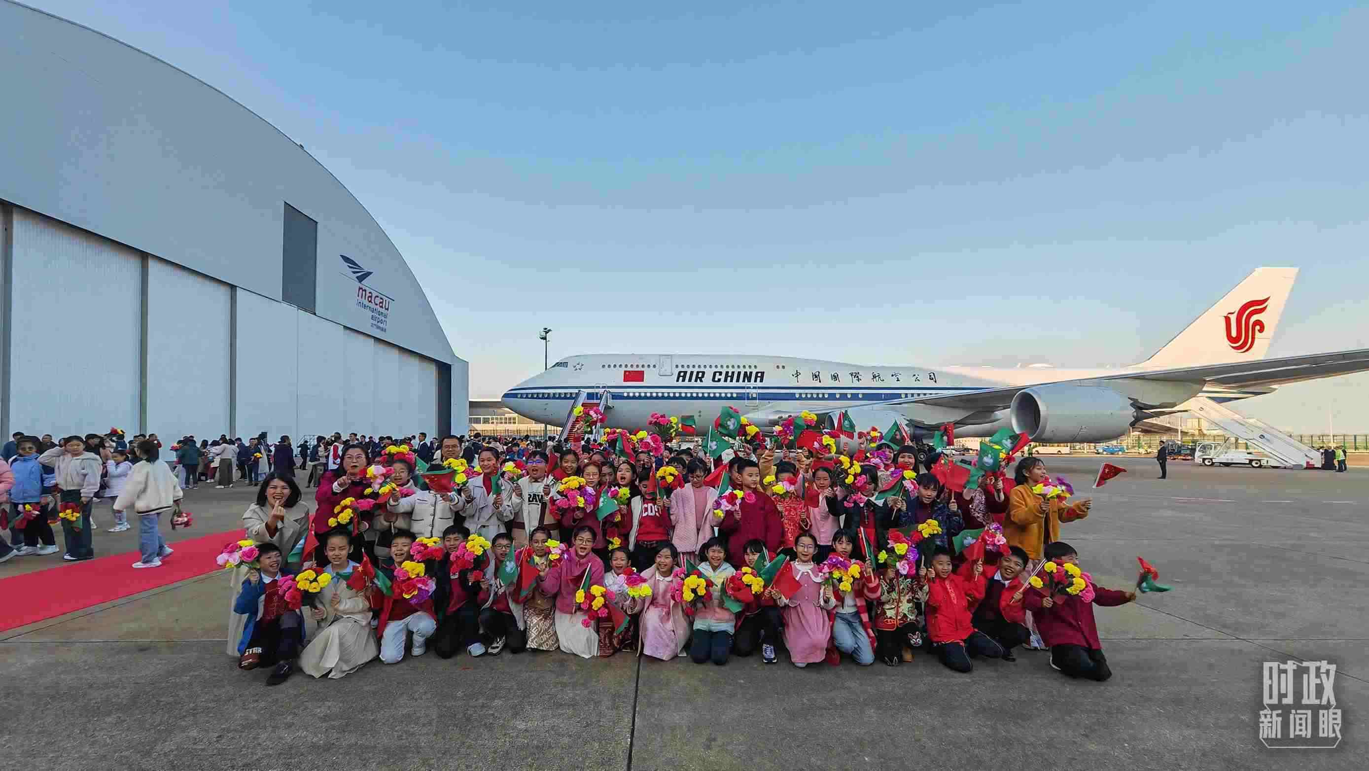 △歡迎儀式后，歡迎人群合影留念。（總臺(tái)央視記者劉琦拍攝）