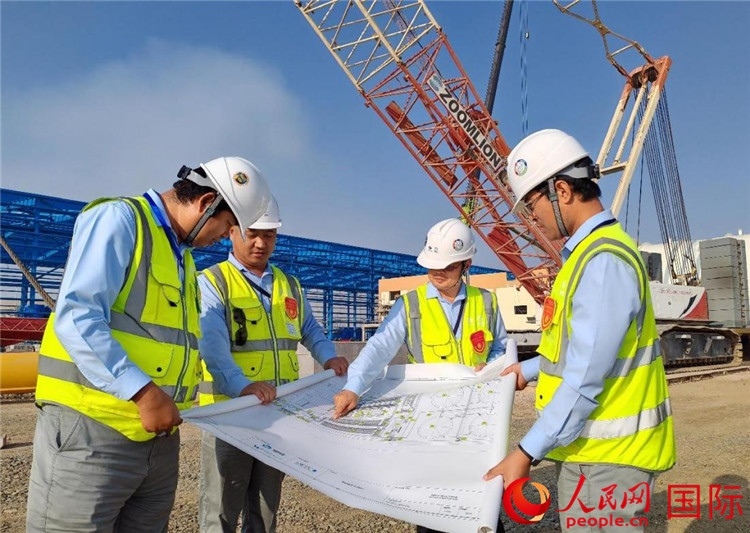 管理團(tuán)隊(duì)現(xiàn)場(chǎng)查看項(xiàng)目進(jìn)展。人民網(wǎng)記者 管克江攝