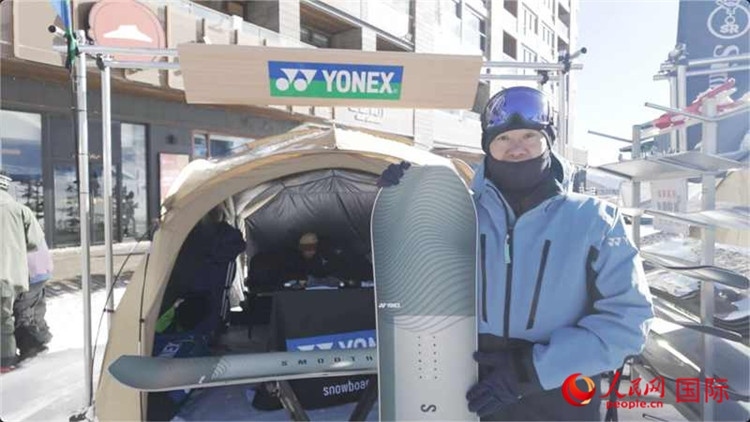 大塚幸博向記者展示滑雪板。人民網(wǎng)記者 袁蒙攝