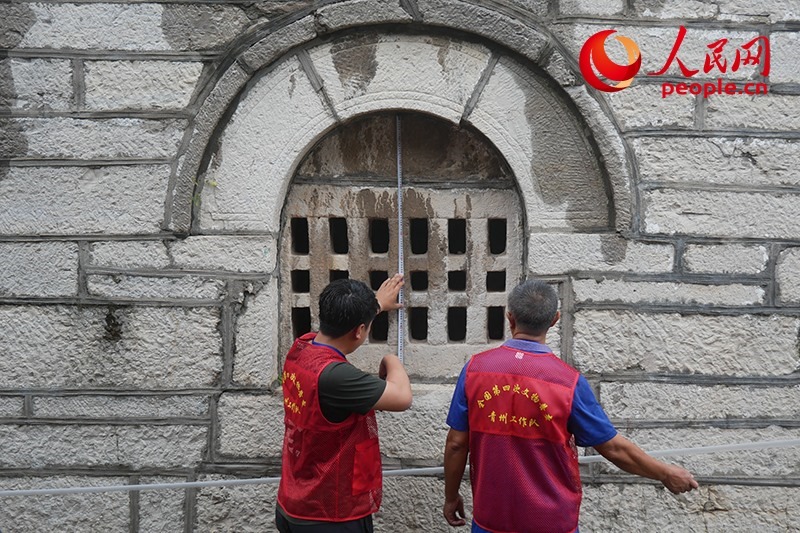 9月14日，山東青州，文物普查隊(duì)員正在實(shí)地調(diào)查。人民網(wǎng)記者 韋衍行攝