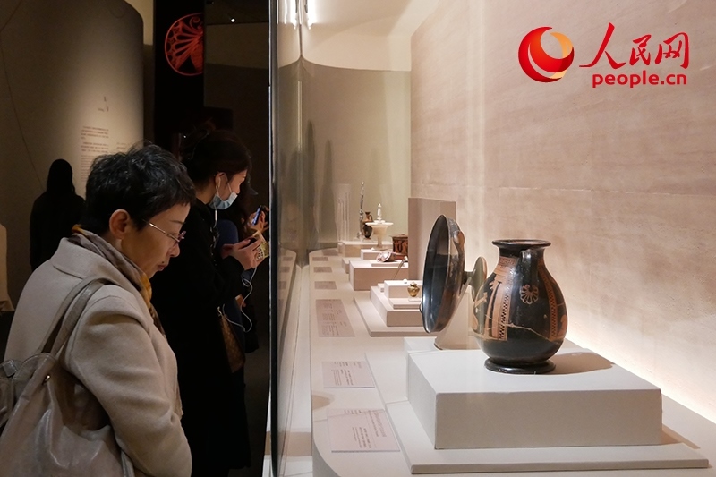11月13日，觀眾正在國博參觀“美的多元——古希臘的藝術(shù)與生活”展。人民網(wǎng)記者 韋衍行攝
