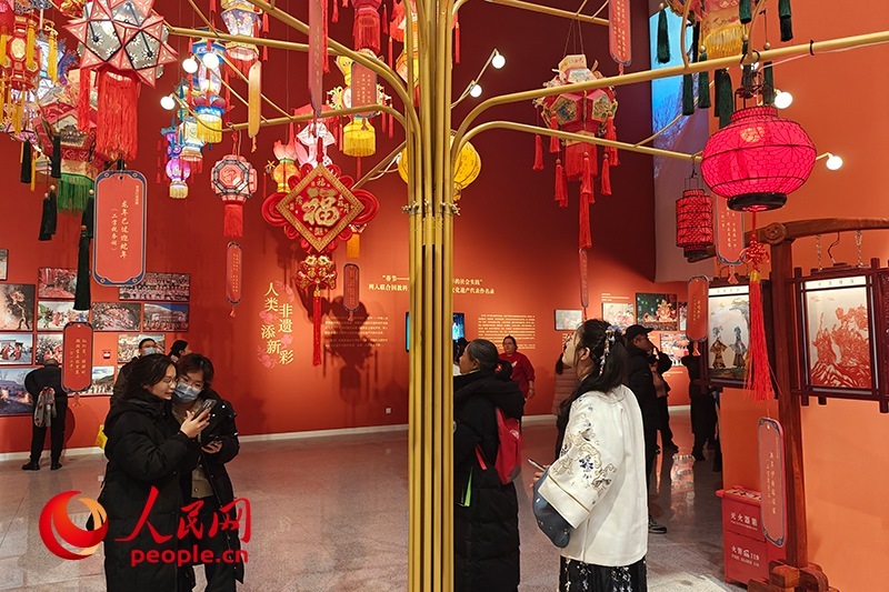 12月21日，觀眾正在參觀“過年——春節(jié)主題展”。人民網(wǎng)記者 韋衍行攝