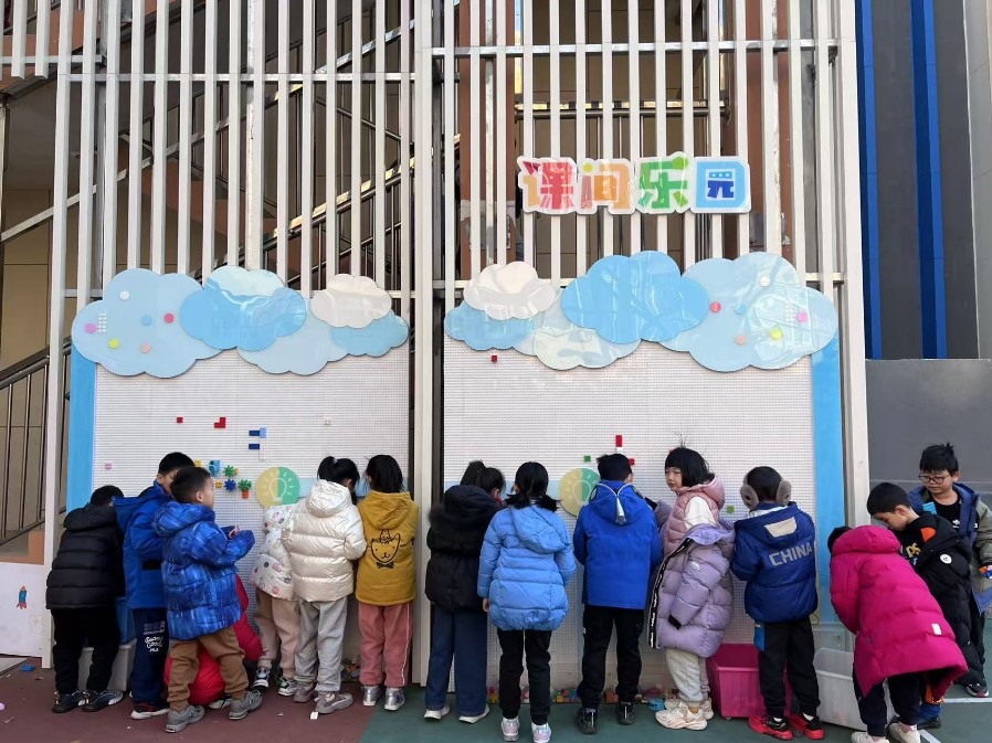 學生們在課間樂園玩拼圖。人民網 白炅攝