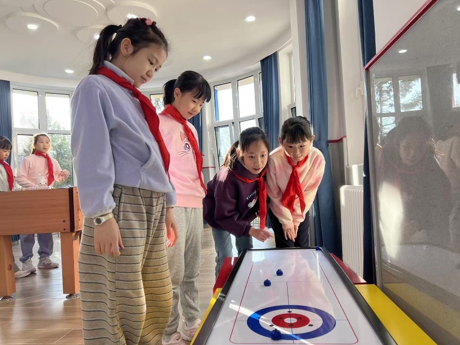 學生們在少先隊大廳進行課間活動。人民網 白炅攝