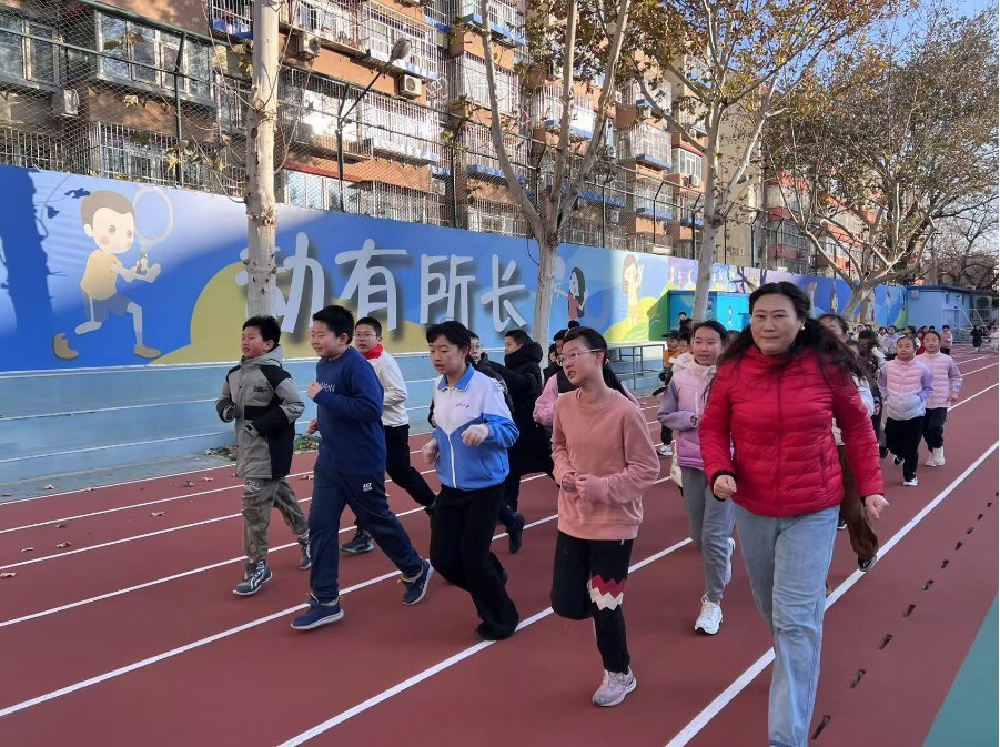 學生們在班主任陪同下跑步。人民網 白炅攝