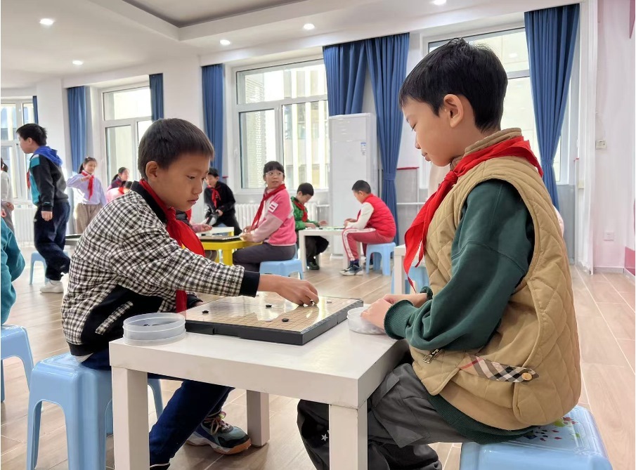 學生們在少先隊大廳下圍棋。人民網 白炅攝