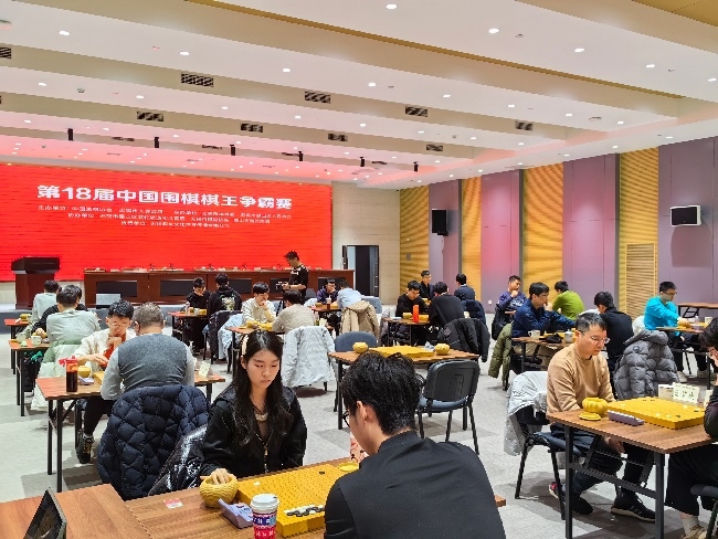 棋手在比賽中。人民網(wǎng)記者 李乃妍攝