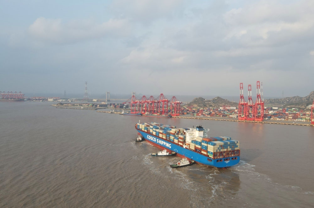 “新上?！陛喌诌_(dá)洋山港，這是自秘魯錢凱港開(kāi)港后首個(gè)“錢凱—上?！闭胶酱危?024年12月18日攝，無(wú)人機(jī)照片）。新華社記者 方喆 攝