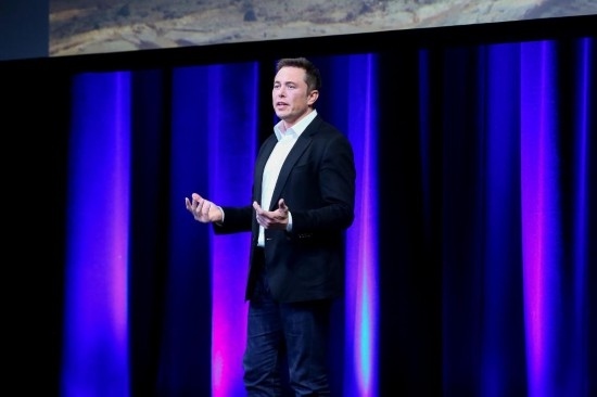  2017年9月29日，在澳大利亞阿德萊德，美國企業(yè)家埃隆·馬斯克在第68屆國際宇航大會閉幕式前做主旨演講。新華社發(fā)（閆寒?dāng)z）