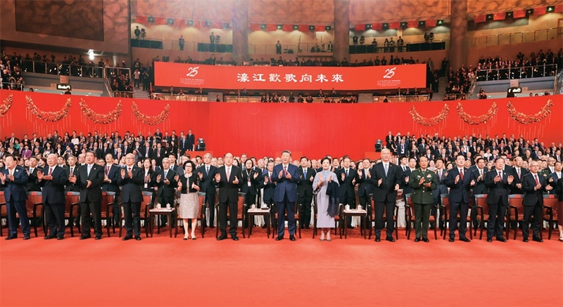 2024年12月19日晚，慶祝澳門回歸祖國25周年文藝晚會在澳門東亞運(yùn)動會體育館舉行。中共中央總書記、國家主席、中央軍委主席習(xí)近平觀看演出。晚會最后，習(xí)近平同全場觀眾一起高唱《歌唱祖國》。 新華社記者 丁林/攝