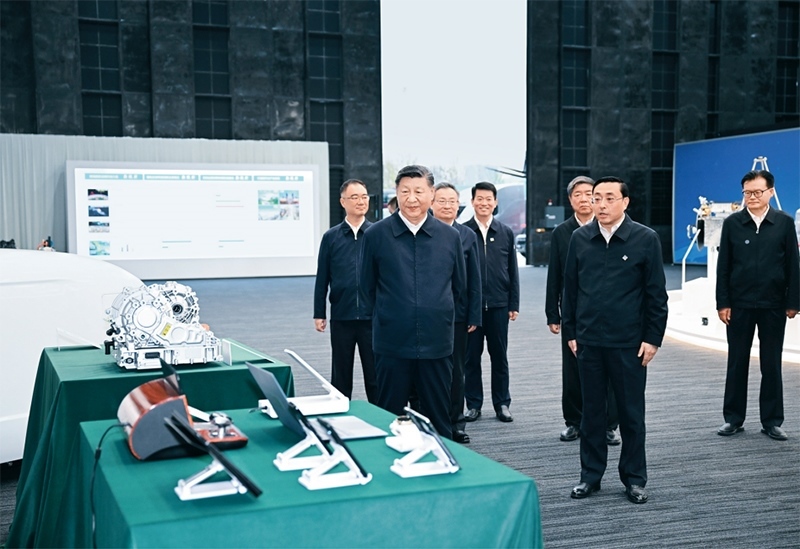 2024年10月17日至18日，中共中央總書記、國家主席、中央軍委主席習(xí)近平在安徽考察。這是17日下午，習(xí)近平在合肥濱湖科學(xué)城察看安徽省重大科技創(chuàng)新成果集中展示。 新華社記者 謝環(huán)馳/攝