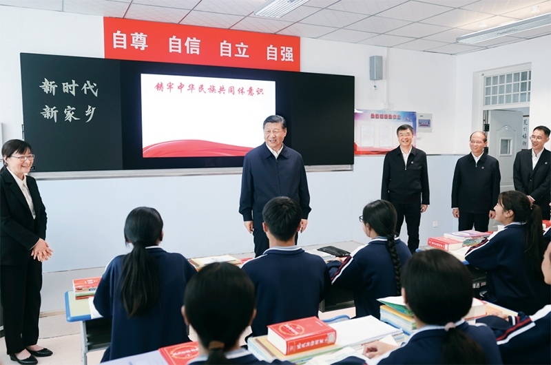 2024年6月18日至19日，中共中央總書記、國家主席、中央軍委主席習(xí)近平在青?？疾?。這是18日下午，習(xí)近平在果洛西寧民族中學(xué)高一（1）班觀摩“新時代、新家鄉(xiāng)”主題思政課。 新華社記者 鞠鵬/攝