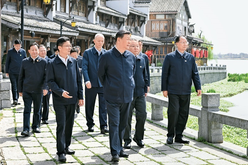 2024年3月18日至21日，中共中央總書記、國家主席、中央軍委主席習(xí)近平在湖南考察。這是19日上午，習(xí)近平在常德河街考察。 新華社記者 謝環(huán)馳/攝