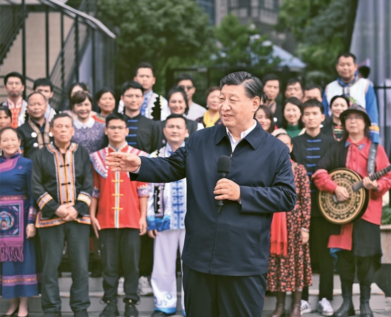 2023年12月14日至15日，中共中央總書記、國家主席、中央軍委主席習(xí)近平在廣西考察。這是14日上午，習(xí)近平在南寧市良慶區(qū)蟠龍社區(qū)考察時，同社區(qū)各族群眾親切交流。 新華社記者 燕雁/攝