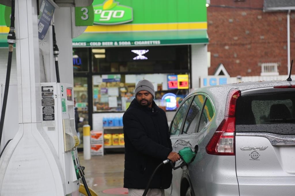 2024年12月11日，一名男子在美國紐約一處加油站加油。新華社記者劉亞南 攝