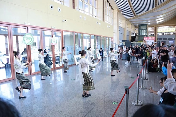 演員在中老鐵路瑯勃拉邦車站表演節(jié)目。蓬屏攝