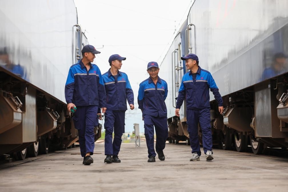 2024年9月9日，來(lái)自中國(guó)、老撾的師徒4人在中老鐵路萬(wàn)象運(yùn)營(yíng)管理中心的機(jī)車檢修庫(kù)內(nèi)。新華社發(fā)（楊永全攝）