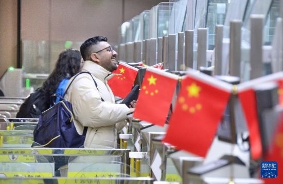 1月2日，國外旅客通過大興機場邊檢站入境。新華社記者 李欣 攝