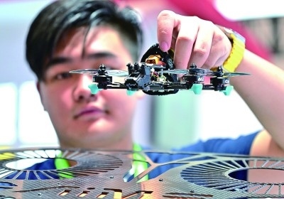 在首屆晉江科技成果轉(zhuǎn)化對(duì)接洽談會(huì)智能裝備展位，工作人員在展示無(wú)人機(jī)研究成果。新華社發(fā)