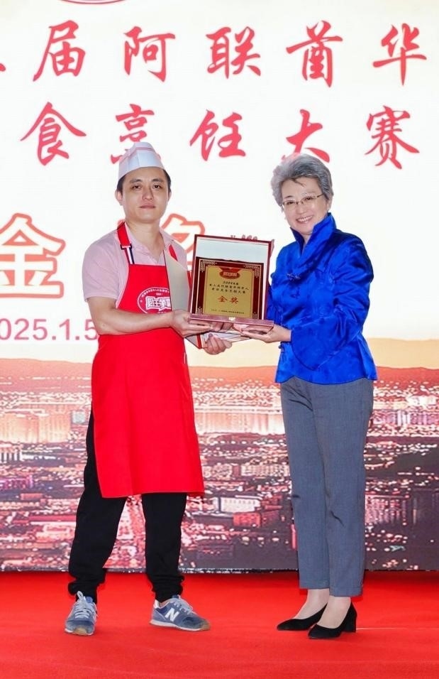 中國駐迪拜總領(lǐng)事歐渤芊（右）為金獎獲得者頒獎。主辦方供圖