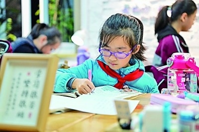 在河南洛陽市澗西區(qū)長安路街道長安路二社區(qū)共享自習(xí)室內(nèi)，孩子們在學(xué)習(xí)。李衛(wèi)超攝/光明圖片