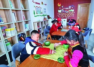 浙江岱山縣秀山鄉(xiāng)秀南村“民生小鋪”里，放學(xué)后的小學(xué)生在下棋。新華社發(fā)