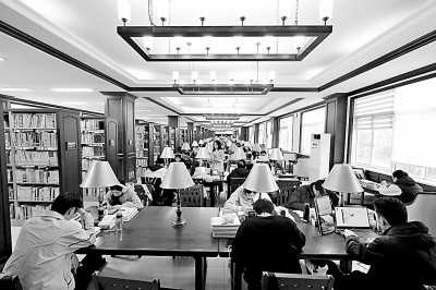 重慶大學(xué)圖書館，大學(xué)生們正在讀書學(xué)習(xí)。孫凱芳攝/光明圖片