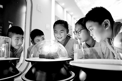 江西省南昌市青云客航天科創(chuàng)空間青少年科普館，孩子們?cè)谟^察光壓傳動(dòng)試驗(yàn)。鮑贛生攝/光明圖片