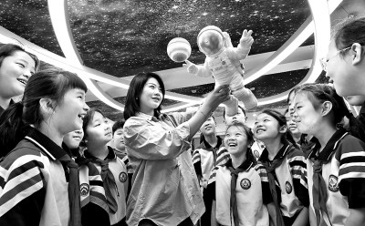 河北省邯鄲市邯山區(qū)實(shí)驗(yàn)小學(xué)老師向?qū)W生們介紹航空航天知識(shí)。郝群英攝/光明圖片