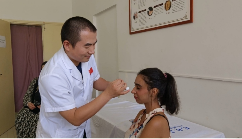 中國(guó)醫(yī)生為患者針灸治療。中國(guó)援阿爾及利亞醫(yī)療隊(duì)供圖