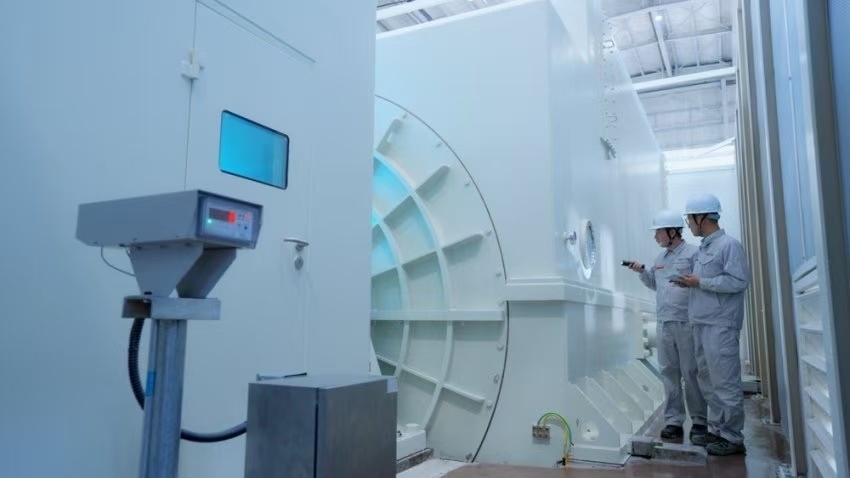 工作人員檢查300兆瓦壓氣儲能示范工程發(fā)電機。受訪者供圖