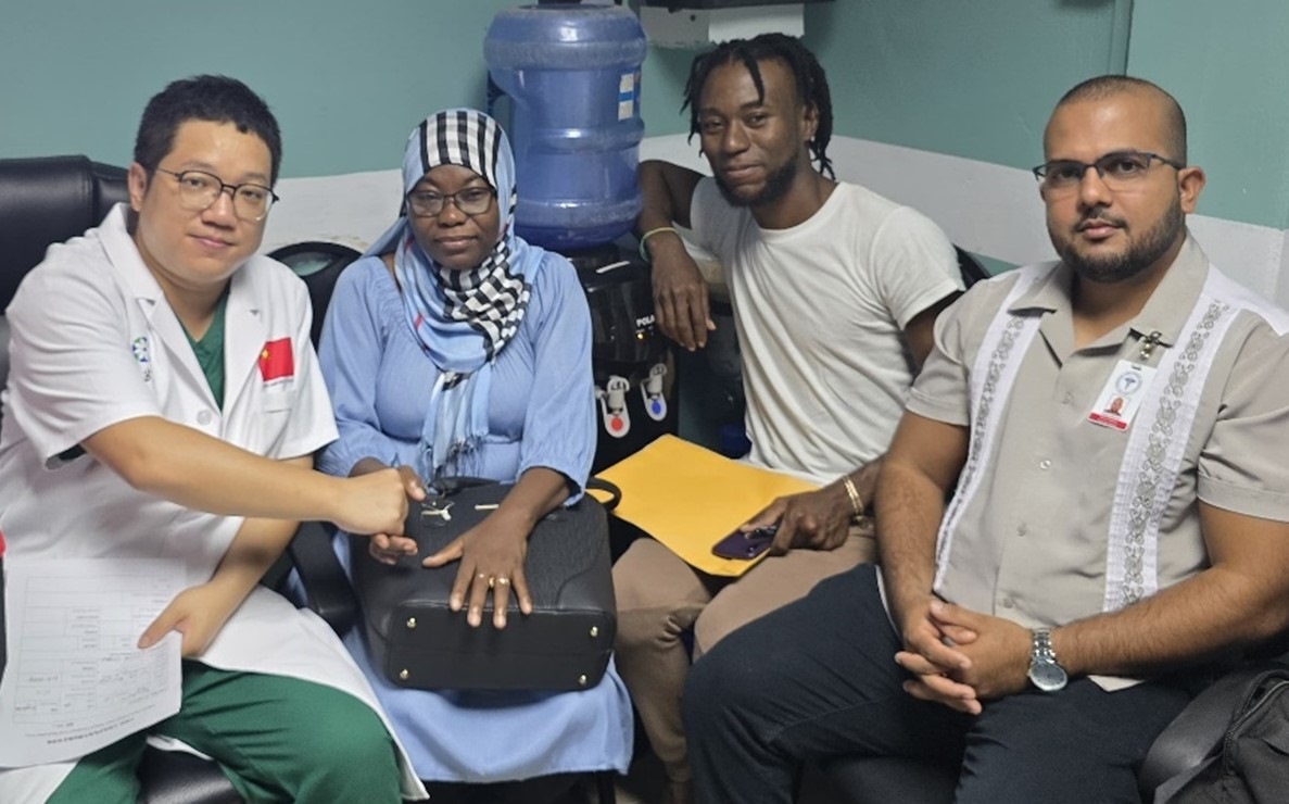 第20期中國(guó)援圭亞那醫(yī)療隊(duì)成員與患者及其家屬合影。第20期中國(guó)援圭亞那醫(yī)療隊(duì)供圖