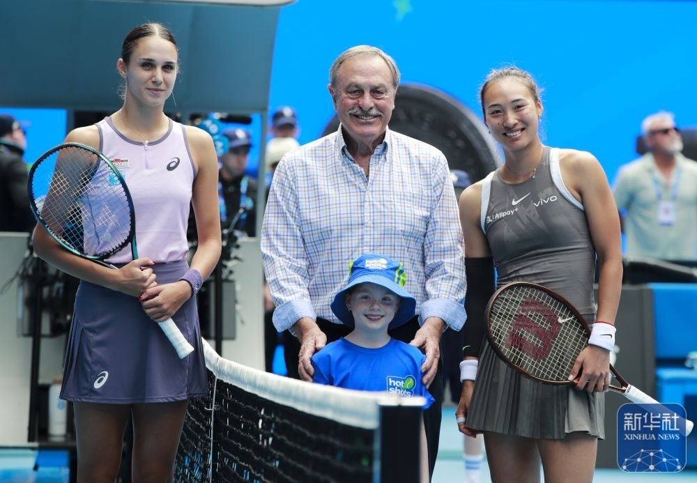 ↑鄭欽文（右）、托多尼（左）在比賽前與澳大利亞網(wǎng)球名將約翰·紐康姆合影。新華社記者 馬平 攝