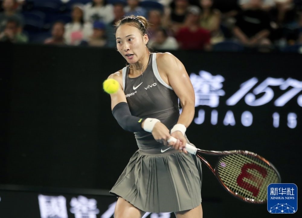 ↑鄭欽文在比賽中回球。新華社記者 馬平 攝