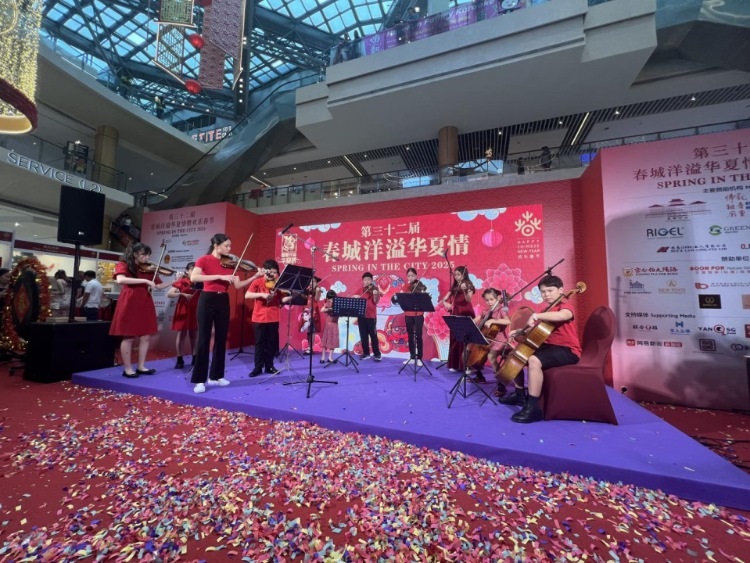 來(lái)自中國(guó)和新加坡的藝術(shù)團(tuán)體聯(lián)袂表演了歌舞、器樂(lè)、武術(shù)、雜技等多種形式的文藝節(jié)目。活動(dòng)主辦方供圖