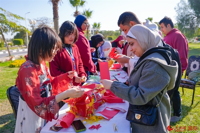 學生們踴躍參與中國文化體驗活動。人民網 塔里克·易卜拉欣攝