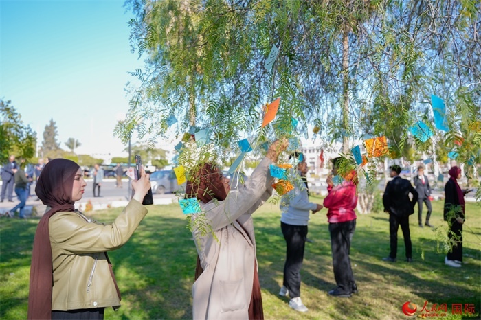 學生們踴躍參與中國文化體驗活動。人民網 塔里克·易卜拉欣攝