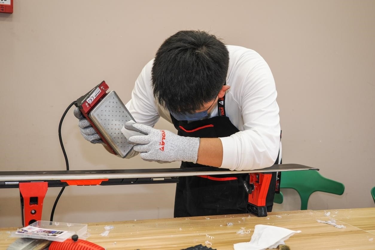 米嘉軒正在給雪板打蠟。受訪者供圖