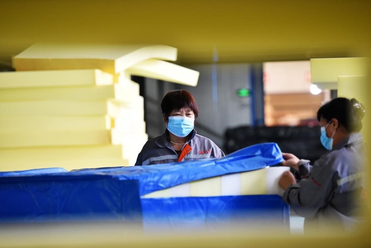 定州市某公司生產(chǎn)的短道速滑防護(hù)墊、速度滑冰防護(hù)墊、雪上防護(hù)墊等產(chǎn)品。白永民攝