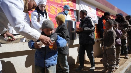 1月14日，廚師們正在給前來用餐的小朋友們打飯。新華社記者 邱星翔 攝