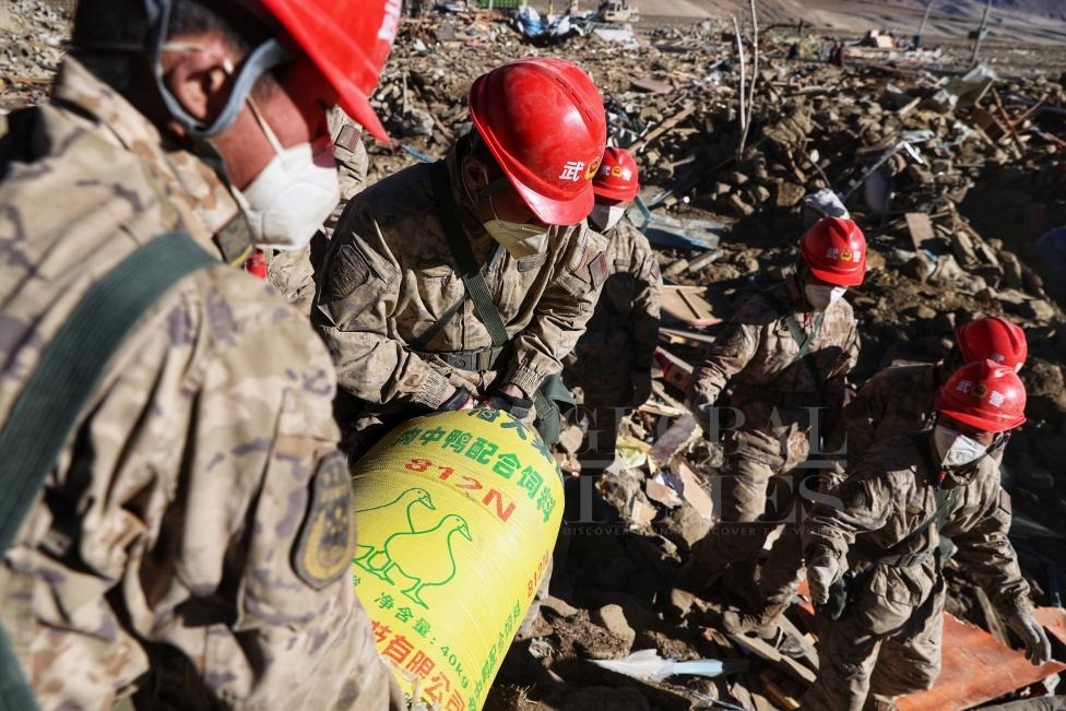 1月10日，定日縣長(zhǎng)所鄉(xiāng)古榮村，武警官兵幫助受災(zāi)群眾整理廢墟，搶救被掩埋的物資。環(huán)球時(shí)報(bào)記者崔萌攝