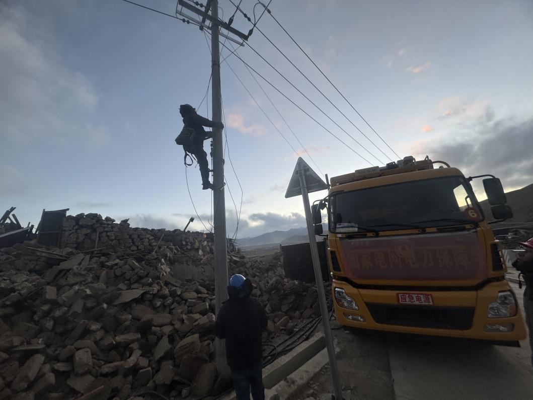 1月10日，定日縣長(zhǎng)所鄉(xiāng)，國(guó)家電網(wǎng)西藏電力員工正在搶修災(zāi)區(qū)受損線(xiàn)路。人民日?qǐng)?bào)記者宋豪新攝