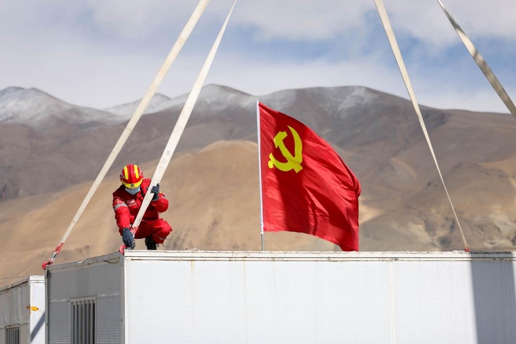 1月13日，定日縣長(zhǎng)所鄉(xiāng)嘎布村安置點(diǎn)，中國(guó)安能三局成都基地支援震區(qū)的黨員突擊隊(duì)隊(duì)員在搭建活動(dòng)板房。人民日?qǐng)?bào)記者張武軍攝