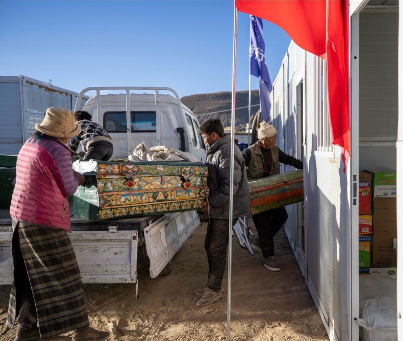 1月11日，西藏定日縣曲洛鄉(xiāng)措昂村，首批入住活動(dòng)板房的村民正在搬運(yùn)物品，為入住做準(zhǔn)備。人民日?qǐng)?bào)記者張武軍攝
