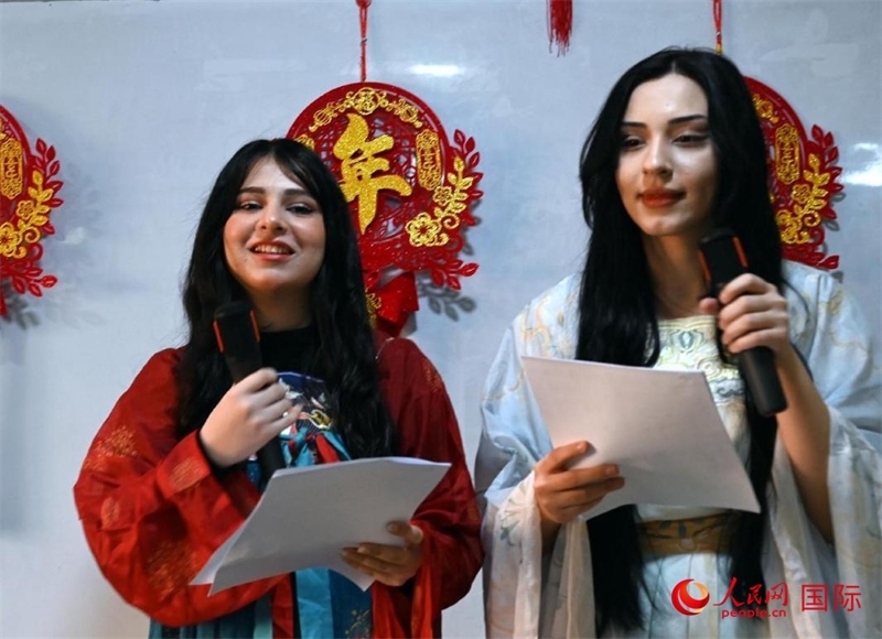 活動由中文系學(xué)生主持。人民網(wǎng)伊納斯·易卜拉欣攝