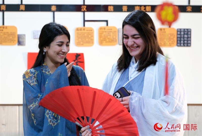 兩名參加活動的學(xué)生。人民網(wǎng)伊納斯·易卜拉欣攝